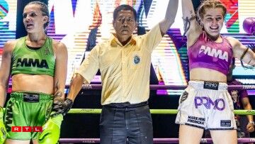 Marie Heinz (droite) et son adversaire Judy Humber (gauche) lors du combat pour le titre de championne du monde WMO Muay Thai