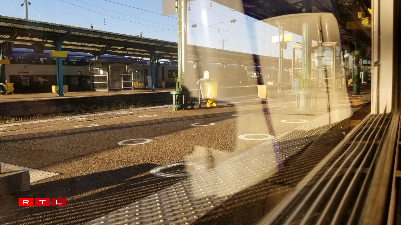 À Thionville, un marquage au sol a été tracé afin d'aider les voyageurs à respecter la distanciation physique.