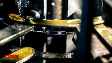 Les fils sont tordus pour monter des formes.