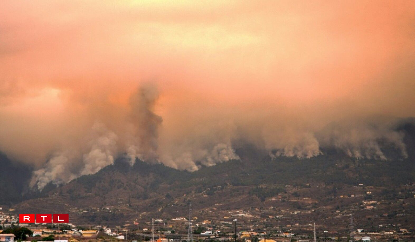 Des colonnes de fumée s'échappent de l'incendie qui approche du village de Guimar, sur l'île espagnole de Tenerife, le 17 août 2023