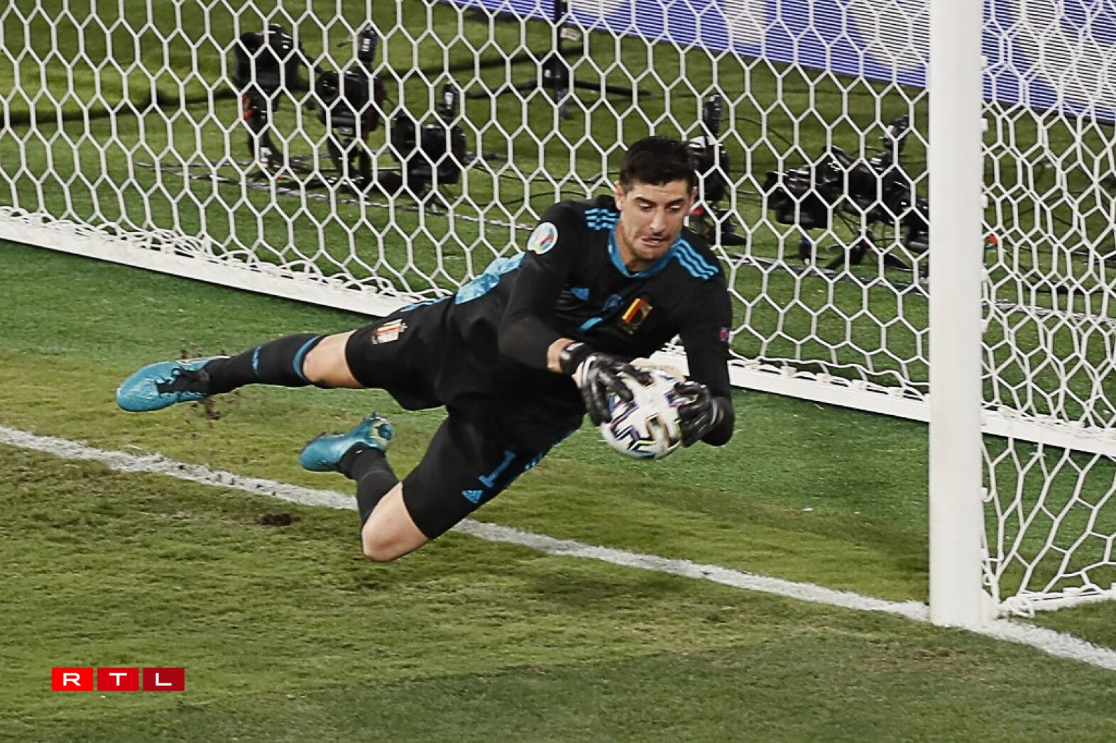 Thibault Courtois arrête une frappe de la tête de Joao Felix le 27 juin 2021 à Séville