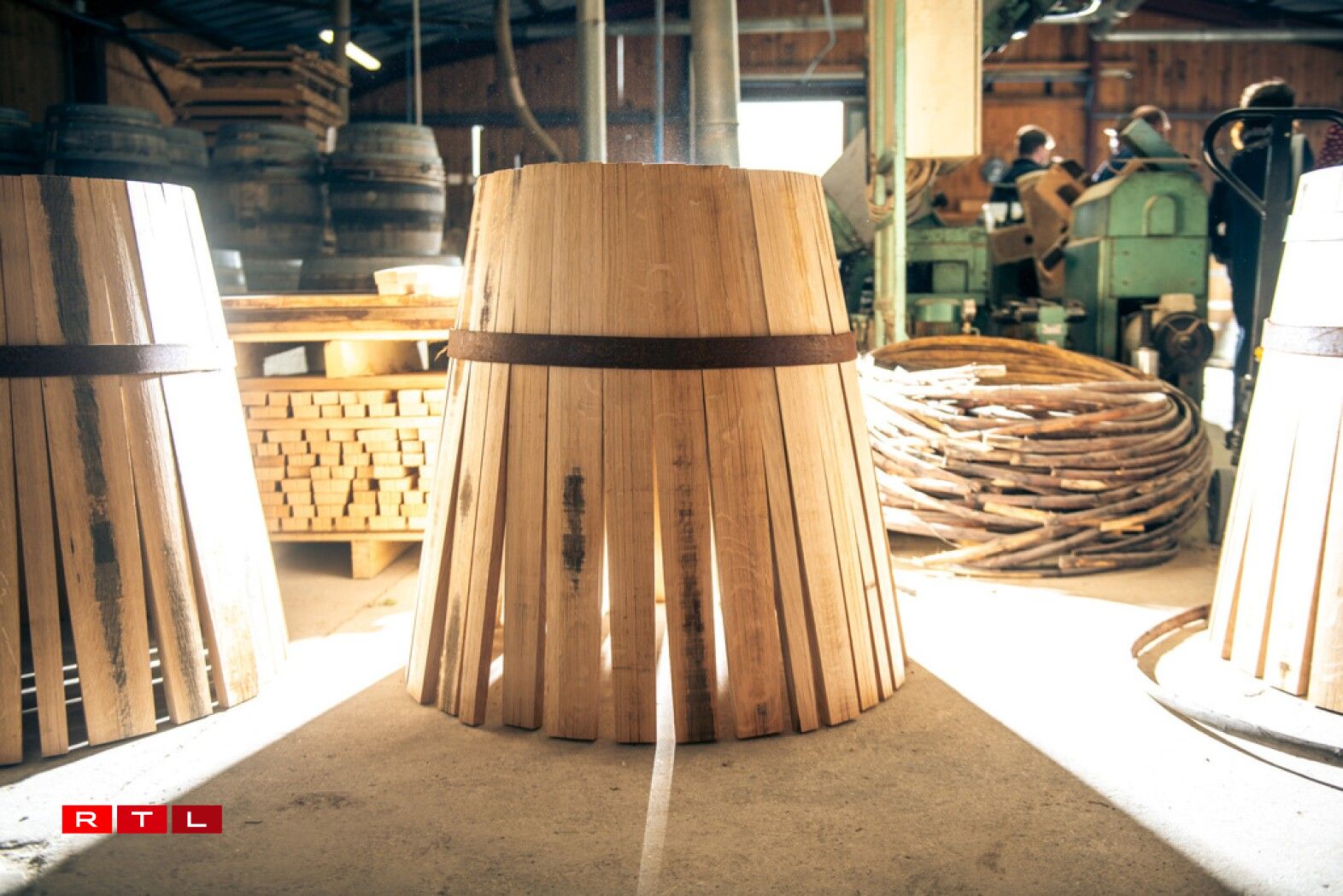 Les douelles sont assemblées en robe et cerclées.