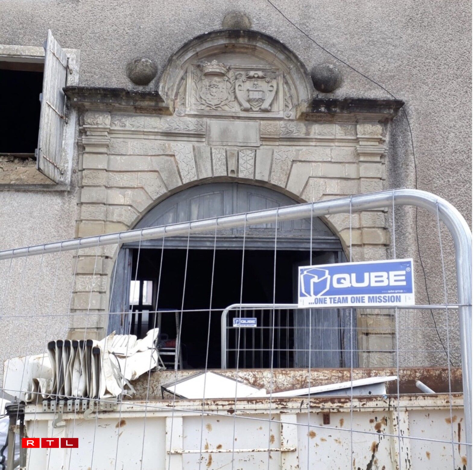 Iwwert zwee vun den dräi Portaler, déi iwwregens aus der Zäit vum 30-jährege Krich stamen, gesäit een d'Wope vun der Famill Beck. De Jean de Beck war deemools Gouverneur vu Lëtzebuerg.