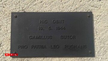 D’Commémoratiounsplaque vun 1984 am Haff vun der Famill Sutor zu Iermsdref.