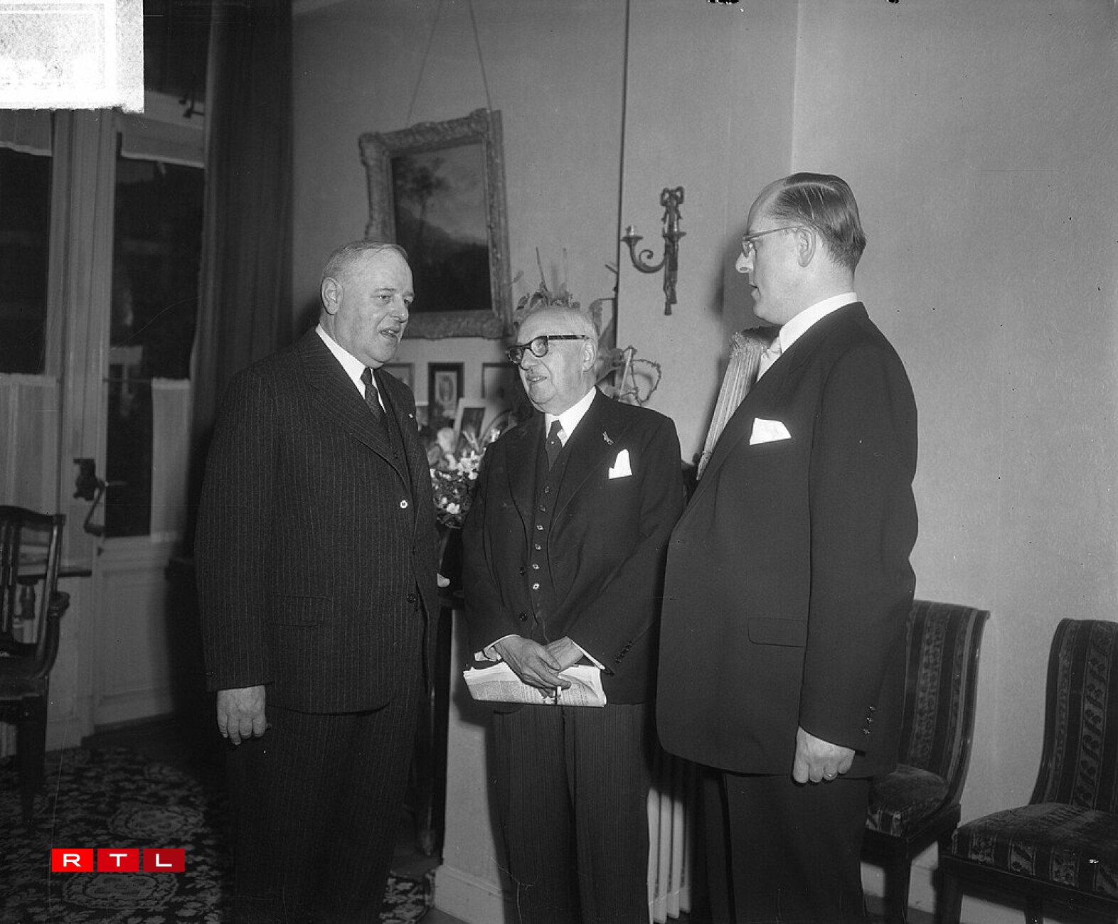 Émile Hamilius (à gauche) en visite aux Pays-Bas en 1951.