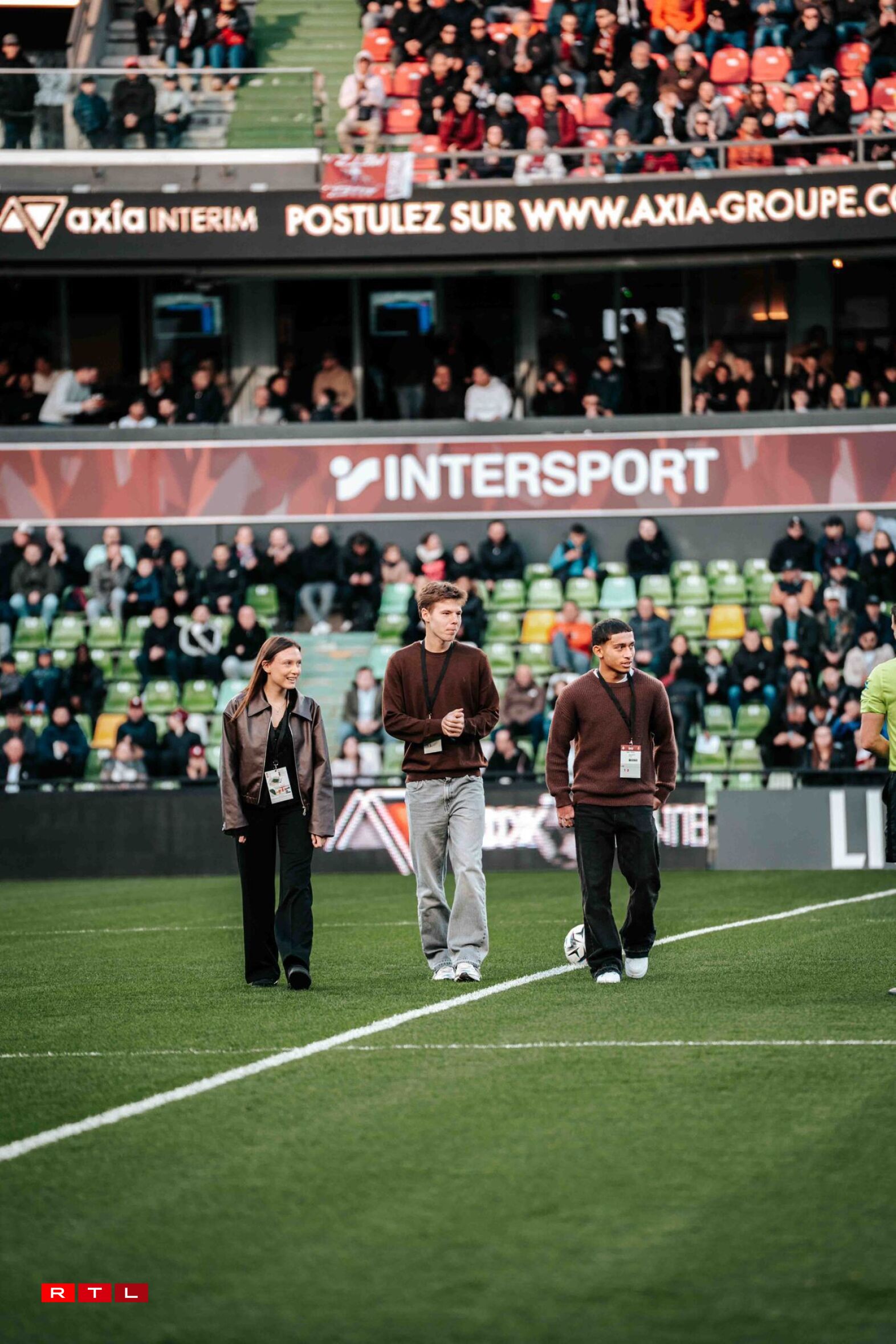 V.l.n.r.: Coline (Frëndin vum Tahirys Dos Santos), de Lëtzebuerger Spiller Eliot Thelen an den Tahirys Dos Santos