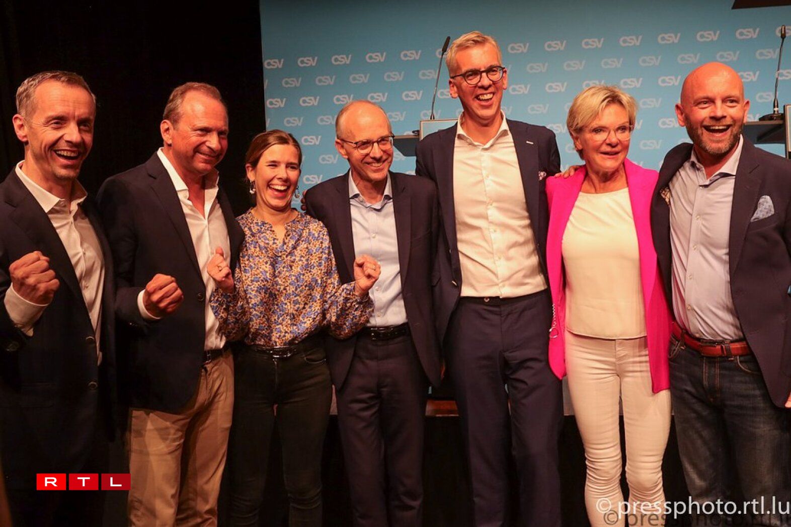 Les poings levés de la victoire et les francs sourires entourent Luc Frieden, tête de liste du CSV et, sans doute futur Premier ministre du pays (au centre de la photo). Lui est plus sur la retenue, c'est davantage son tempérament. Sa colistière et coprésidente du parti, Elisabeth Margue est heureuse d'avoir atteint, ensemble, l'objectif: faire revenir le CSV au gouvernement. Dans l'incontestable position du parti le plus fortement représenté à la Chambre des députés (21 sièges sur 60). Cette fois les chrétiens-sociaux redétiennent les clefs du futur gouvernement.