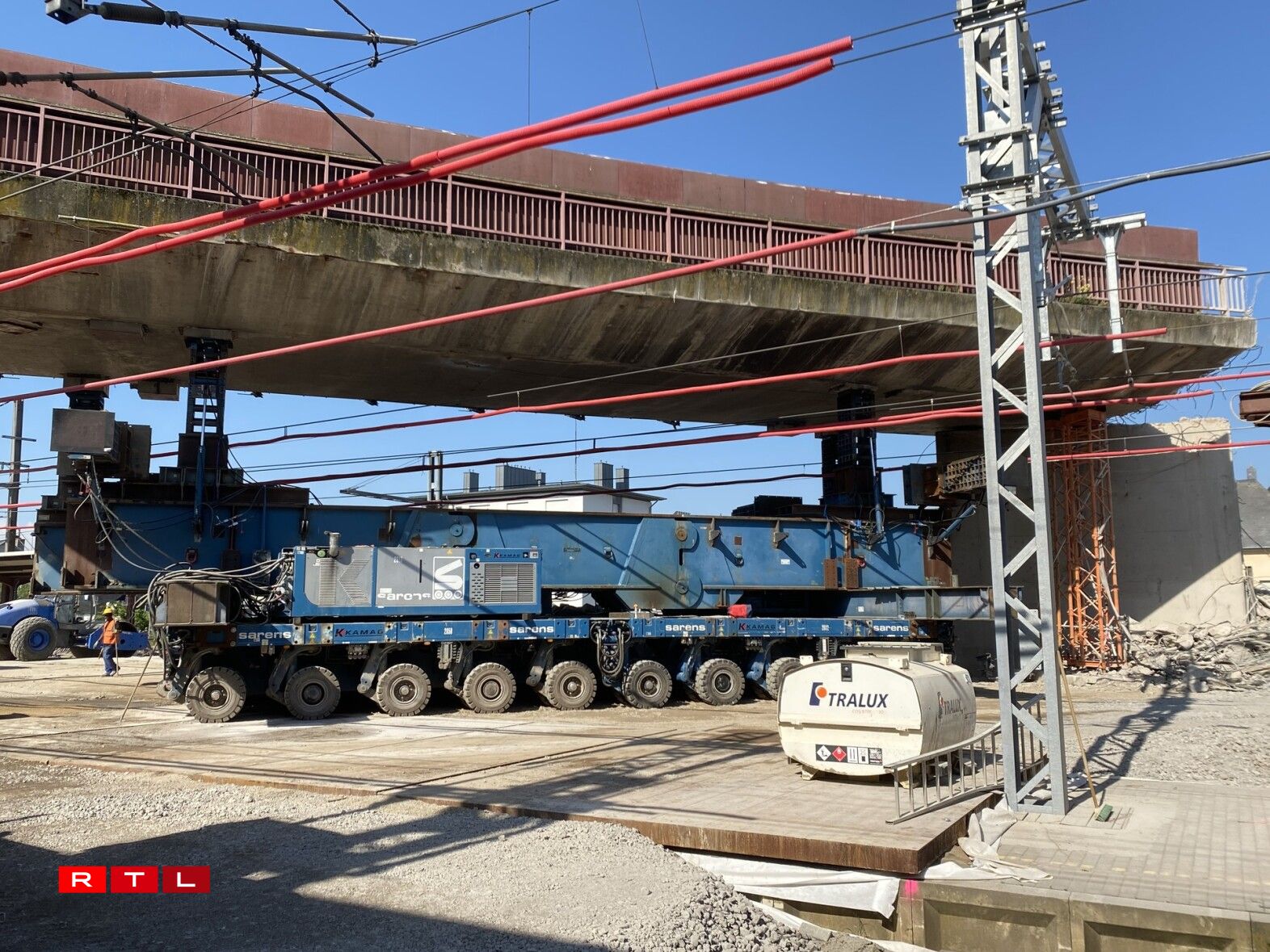 E Samschdeg gouf dee leschten Deel vun der aler Bréck oftransportéiert.