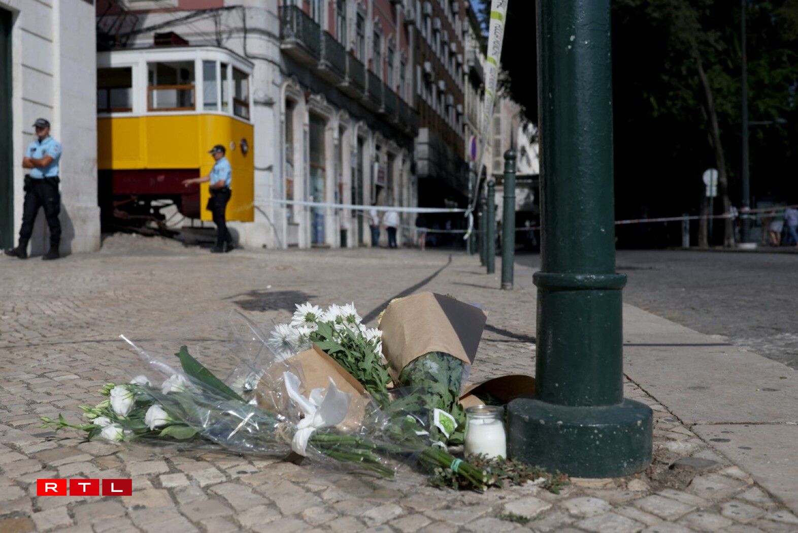 Des fleurs déposées devant le lieu du déraillement du funiculaire à Lisbonne