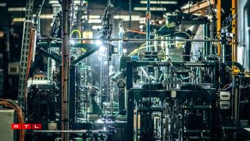 Des machines qui ressemblent à des métiers à tisser.