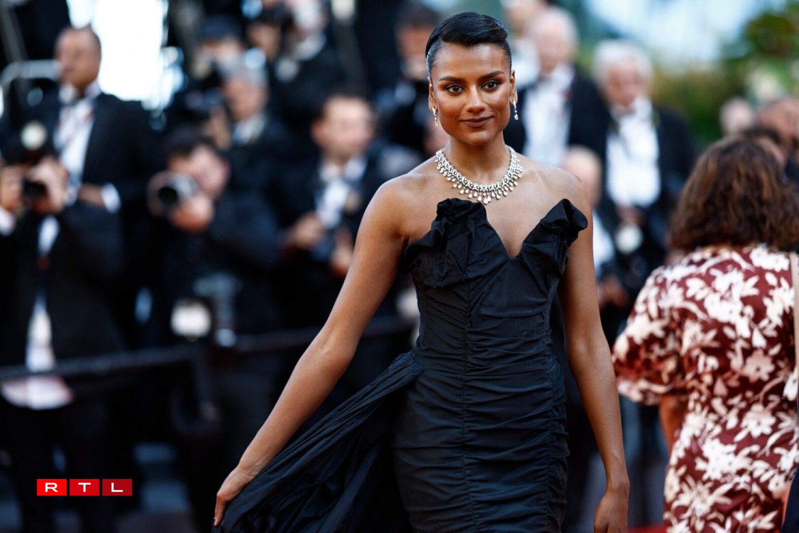 Déi brittesch Schauspillerin Simone Ashley op der Ofschlosszeremonie.