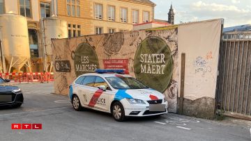 Une voiture de police garée sur une piste cyclable, à quelques mètres des places réservées à la police le 6 mai 2022