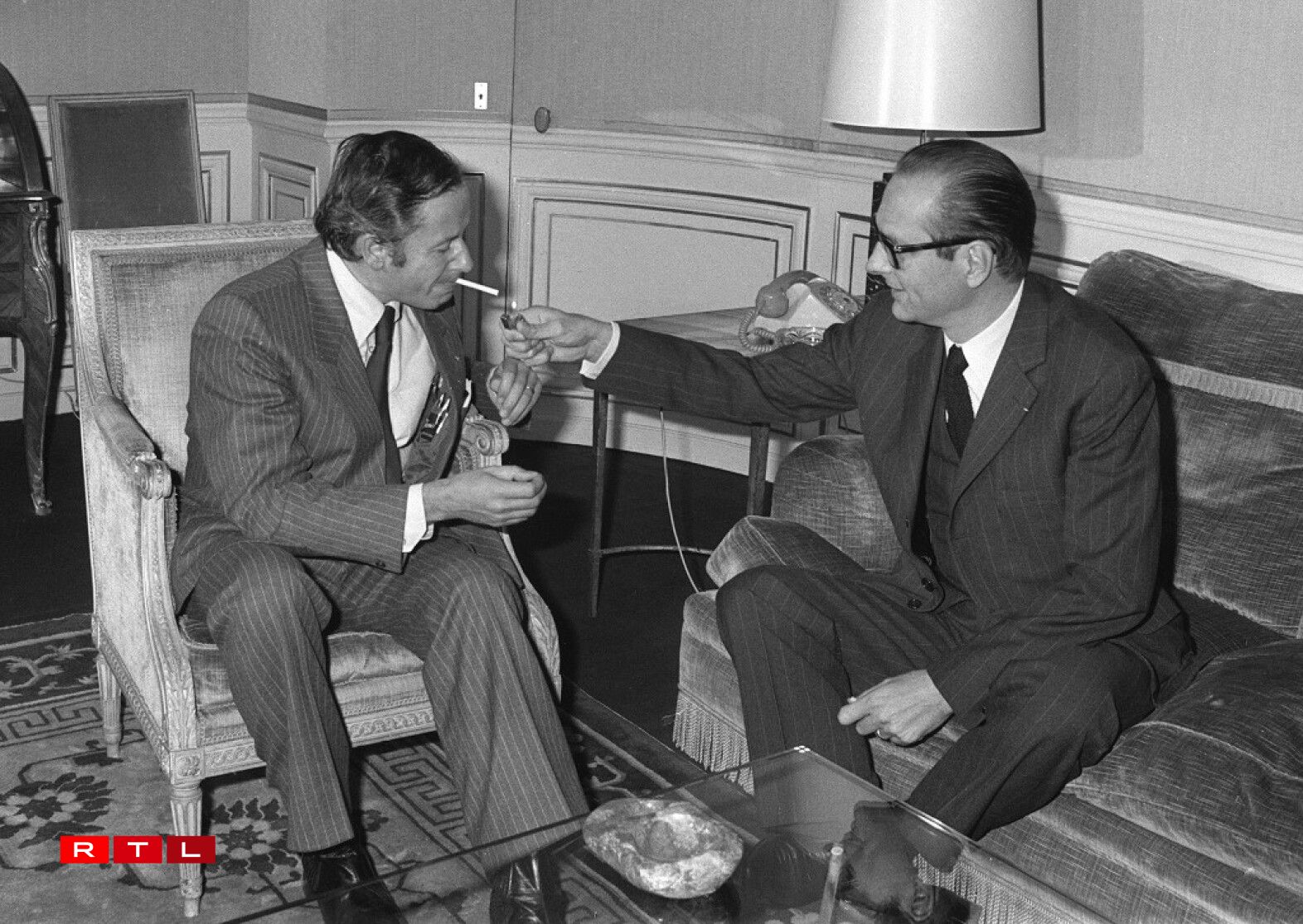 Jacques Chirac, alors Premier ministre, allumant la cigarette du Premier ministre luxembourgeois Gaston Thorn en 1974 à Paris.