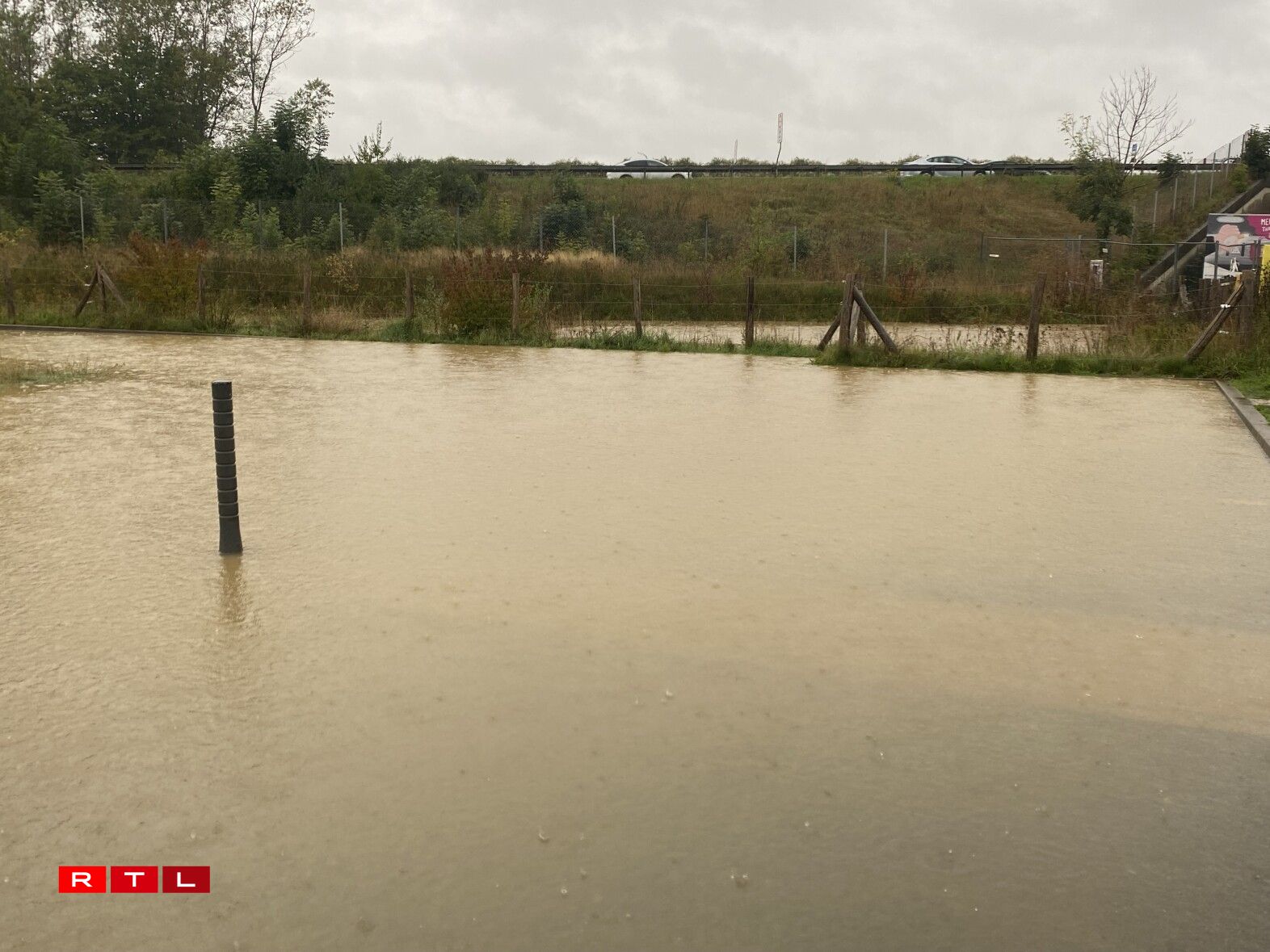 Zu Beetebuerg kritt een op engem Parking vis-à-vis vum Futtballsterrain naass Féiss.