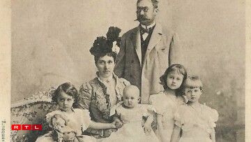 A postcard showing Luxembourgish photographer Charles Bernhoeft's photograph of Grand Duke William IV, Grand Duchess Marie Anne, and princesses Marie-Adélaïde, Charlotte, Hilda, and Antonia. Photograph circa 1900.