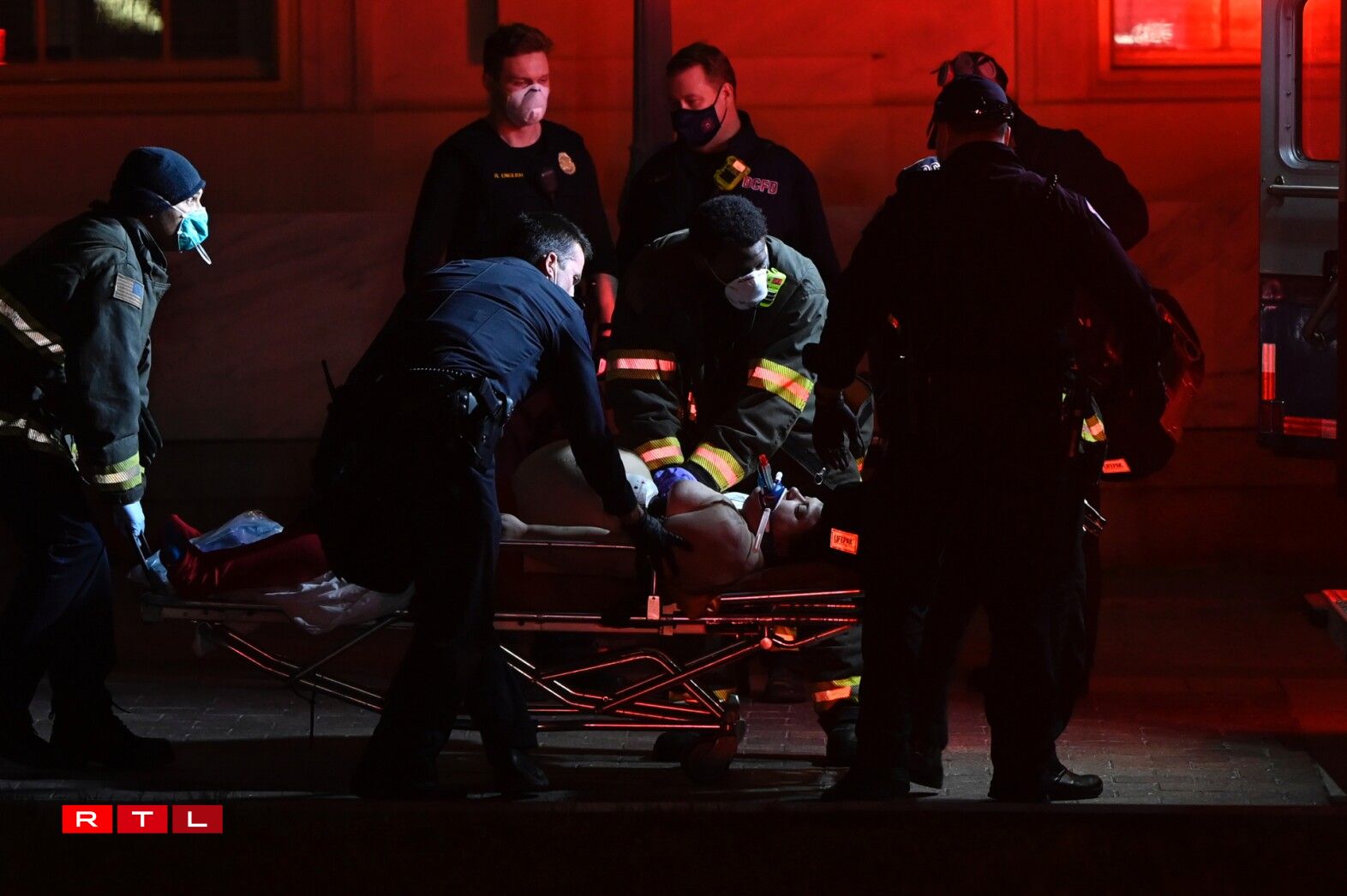 Les secours essaient de réanimer un patient à Washington D.C. le 6 janvier 2021 après qu'une centaine de manifestants se soient introduits dans le Capitole