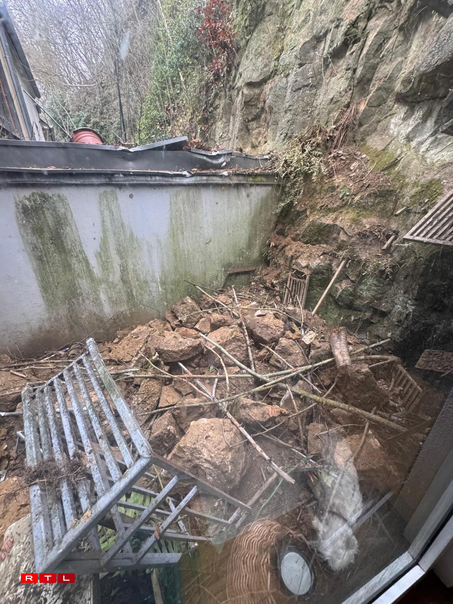 An der Nuecht vum 13. op de 14. Januar 2026 sinn an der Montée de la Pétrusse am Gronn Steng vun enger Fielswand hannert Haiser erofgefall.