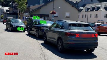 Une voiture stationnée derrière les places