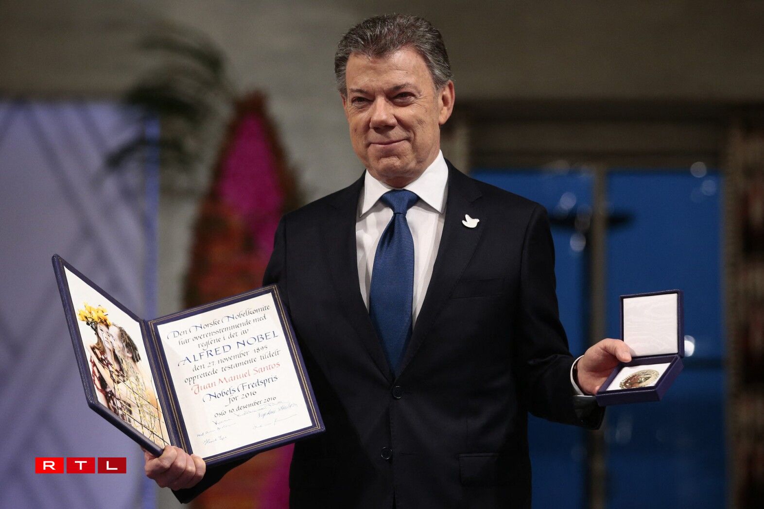 2016: De kolumbianesche President Juan Manuel Santos kritt de Präis fir seng Verdéngschter beim Stopp vum arméierte Konflikt mat der FARC-Guerilla.