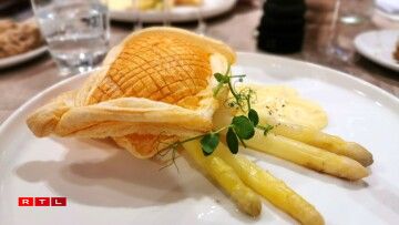 Feuilleté d'asperges blanches de France et sauce Hollandaise.