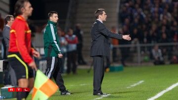 De Luc Holtz un der Säitelinn beim Europameeschterschaftsqualifikatiounsmatch géint Frankräich de 25. Mäerz 2011.