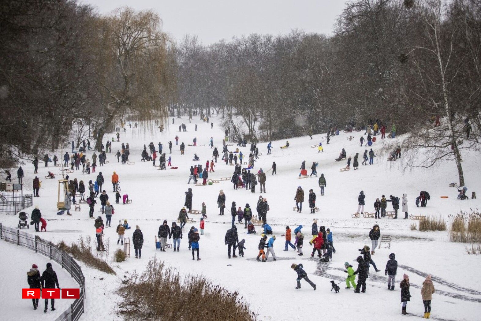 Des résidents regroupés dans un parc de Berlin pour profiter de la neige.