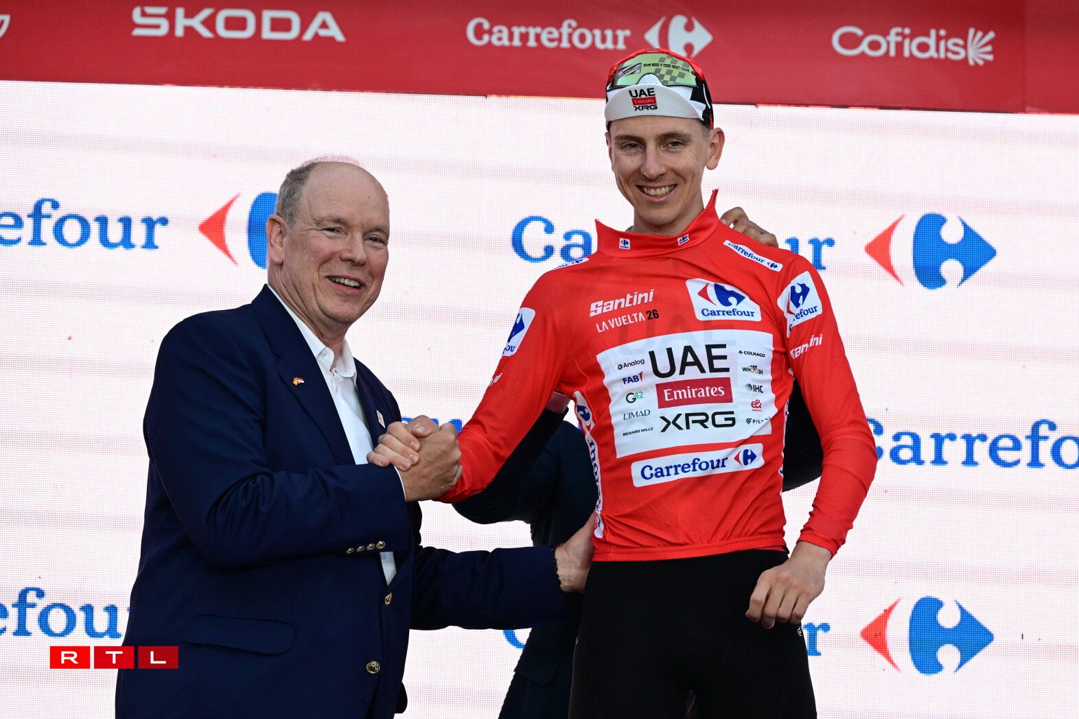 1. Etapp: Tadej Pogacar kritt vum Prënz Albert vu Monaco zur Victoire gratuléiert