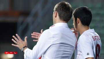 De Luc Holtz gëtt dem deemolegen Nationalspiller Yannick Bastos Uweisunge wärend der 2:1-Victoire géint Litauen.