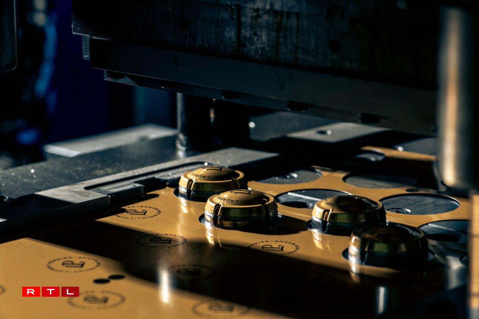 Les plaques sont découpées et embossées pour pouvoir être insérées dans le muselet.