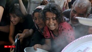 Palästinensesch Kanner am Norde vun der Gazasträif (Beit Lahya), op enger Plaz, wou Iesse verdeelt gëtt.