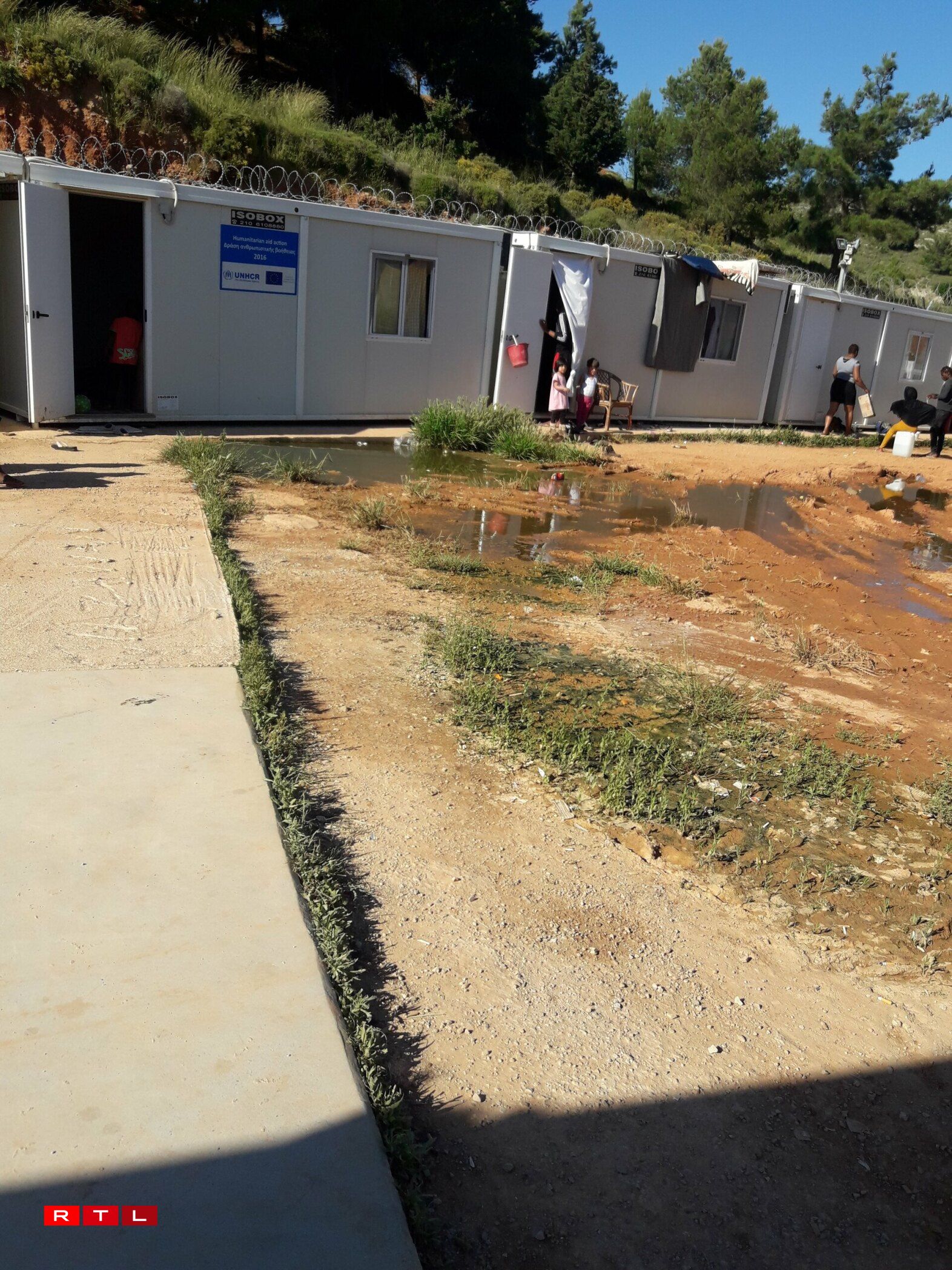 Les conteneurs qui étaient tous occupés à l'arrivée de la famille yéménite