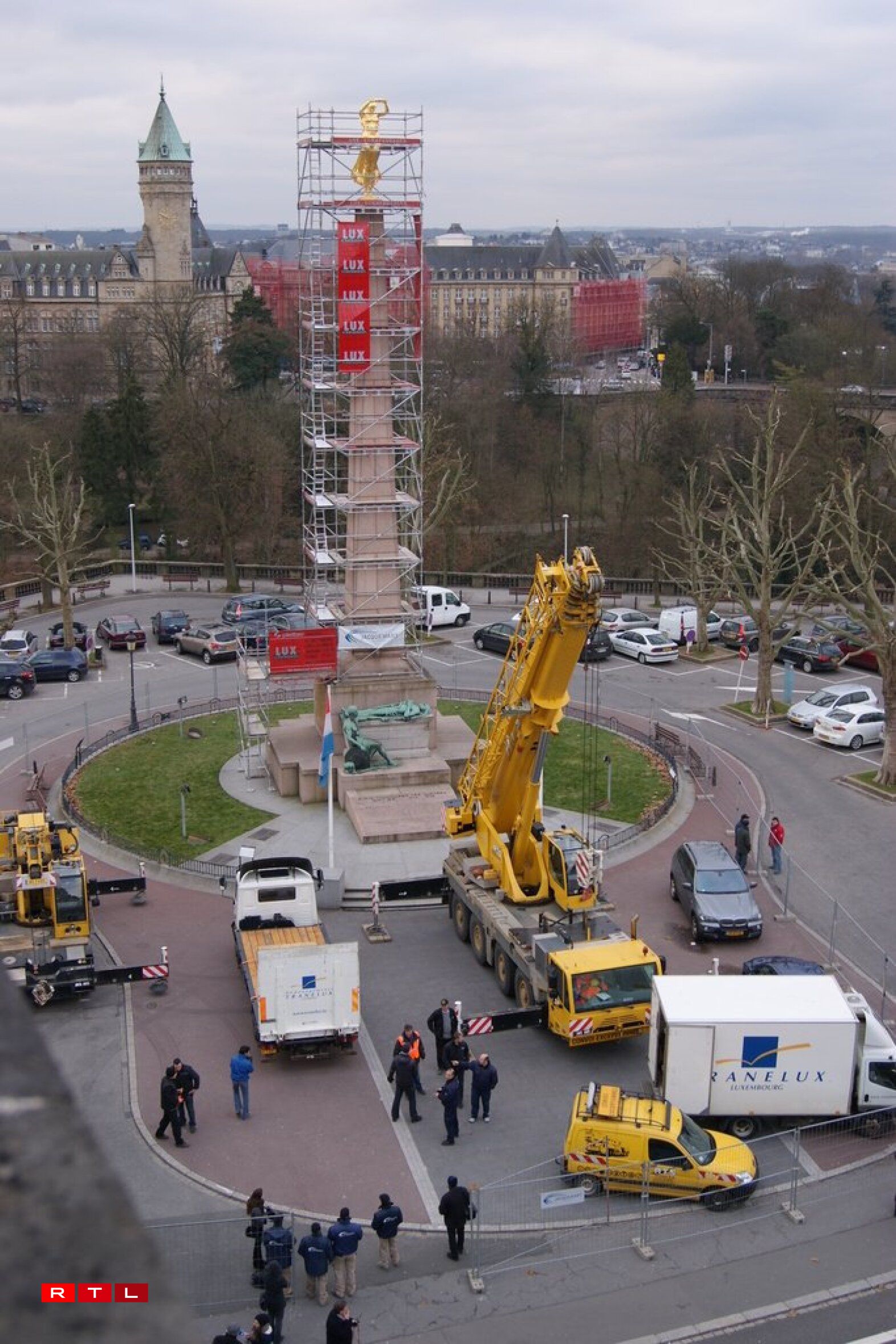 D'Gëlle Fra zréck um Obelisk