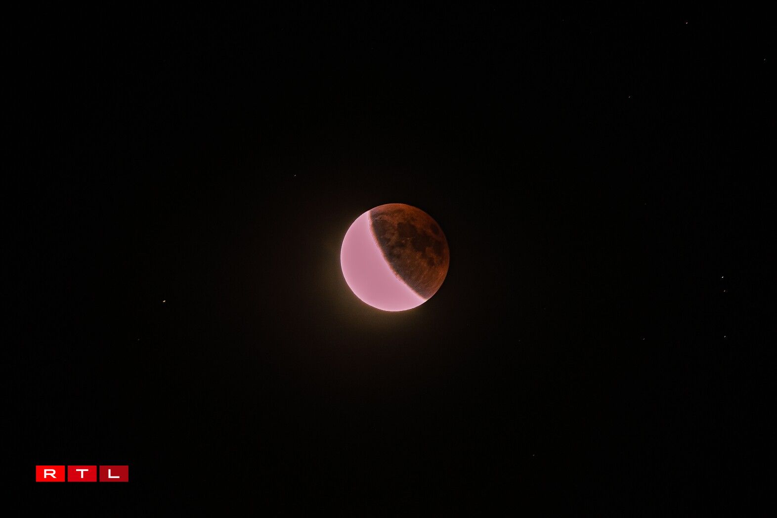 Vue vun der Statu vun der hëlleger Fatima zu Wolz/Domingos Oliveira