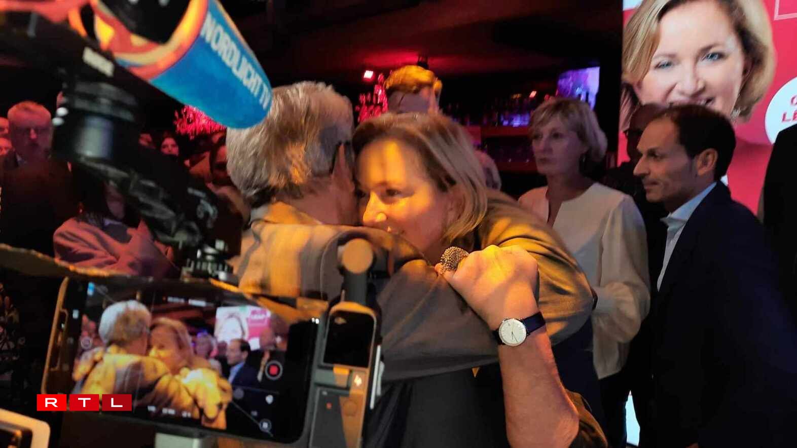 22 heures moins le quart au Mélusina, quartier général des socialistes. Paulette Lenert, tête de liste du LSAP, tombe dans les bras de Mars di Bartolomeo, un cacique du parti et, comme elle, ancien ministre de la Santé. Elle descend juste de l'estrade où -malgré le flou qui entoure encore le résultat final (11 sièges)- elle a déjà annoncé que le parti est ouvert aux discussion pour former une nouvelle coalition avec le CSV. Pour la première fois de sa vie, elle est élue députée.