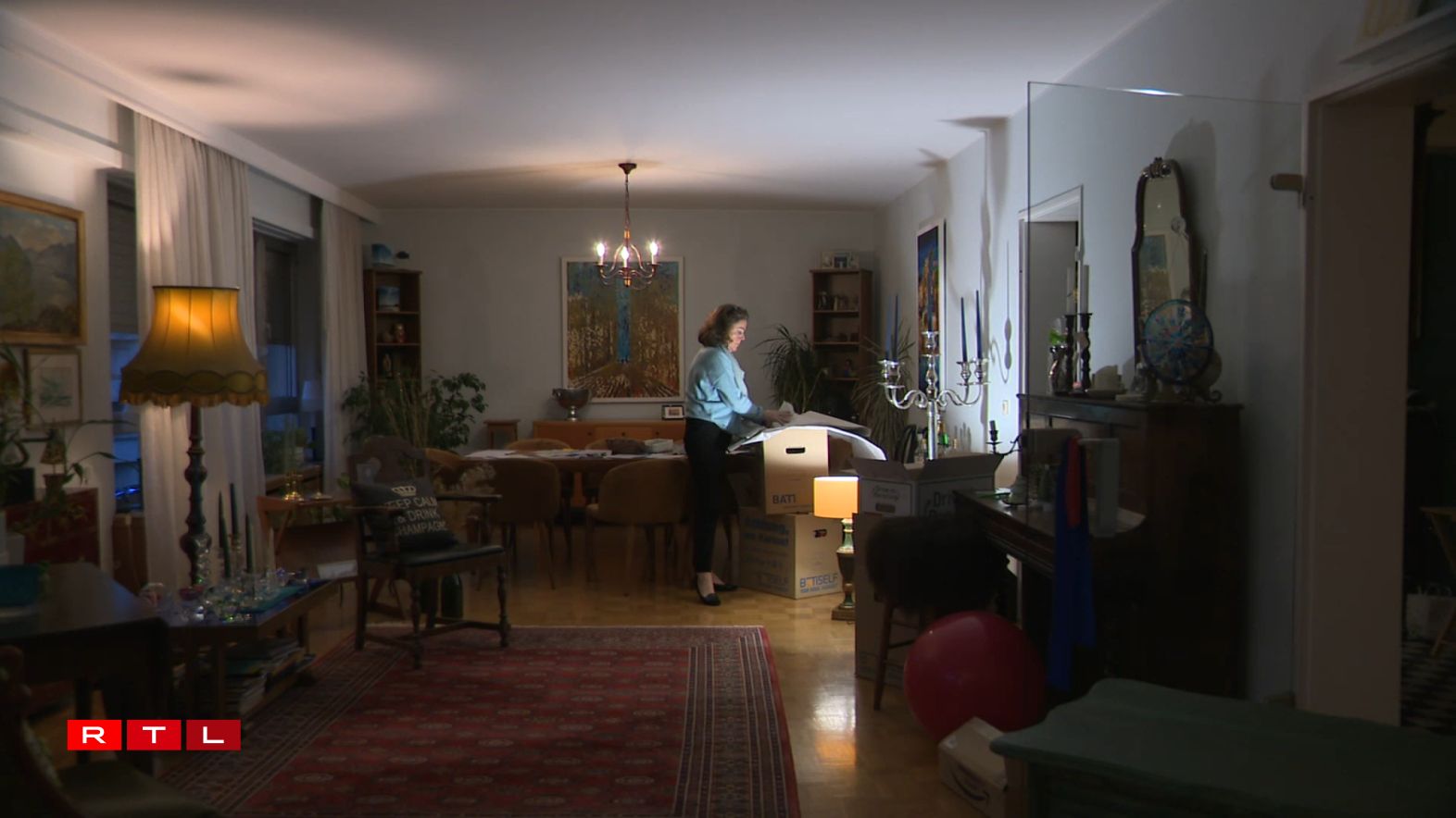 Tekla a déjà commencé à emballer des affaires, sans même savoir où elle habitera dans quelques jours...