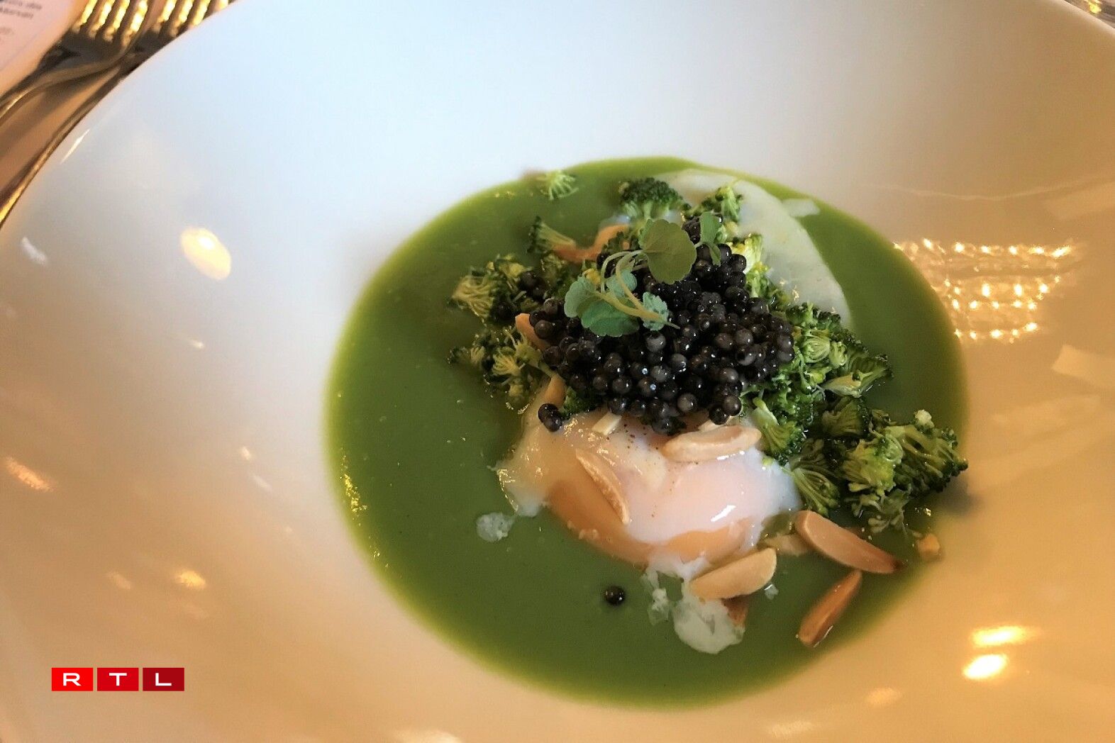 L'œuf bio parfait avec un velours de brocoli et caviar