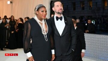 D'Tennis-Star Serena Williams koum mat hirem Mann Alexis Ohanian. Déi zwee erwaarden hiert zweet Kand.