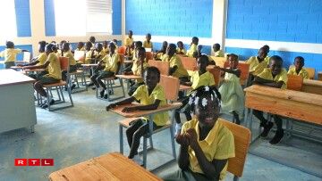 SOS Village d'Enfants Monde - Les enfants découvrent leur nouvelle salle de classe.