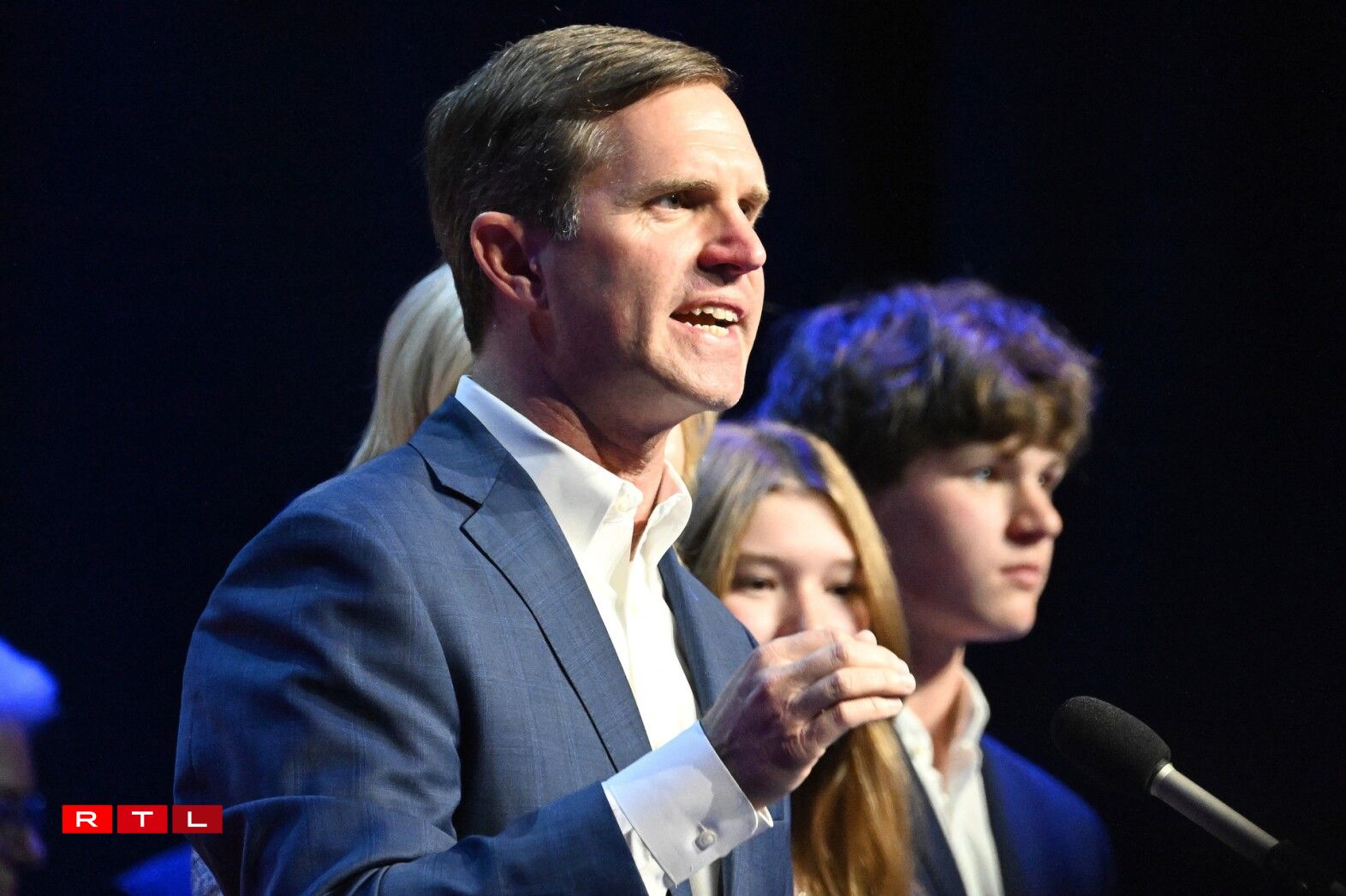 Den Andy Beshear, Gouverneur vu Kentucky.