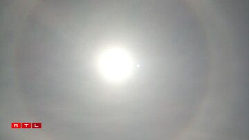 Den Halo zu Tandel hat och e bësse Faarf mat dran.