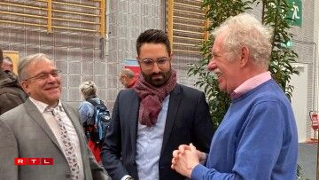 Den neie Kulturminister Eric Thill am Gespréich mam Walfer Buergermeeschter François Sauber am mam Präsident vun de Bicherediteuren, Roland Kayser