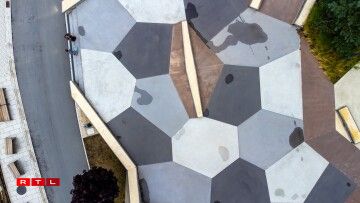 Here you can see more, including the different colours that should give you another hint.