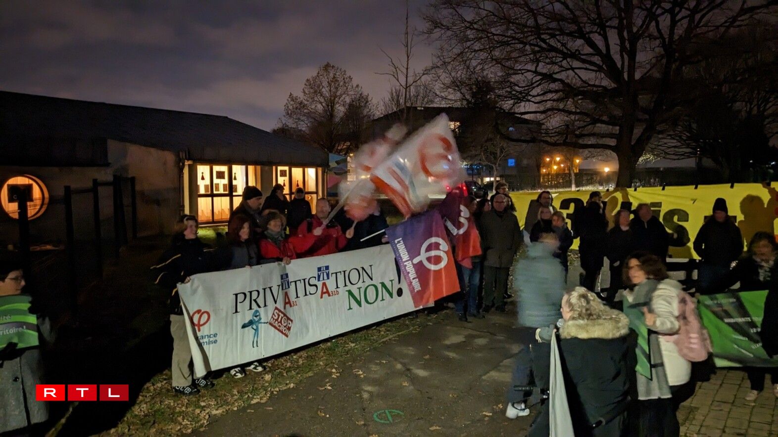 Les manifestants avant le début de la réunion.
