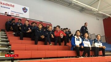 L'équipe nationale luxembourgeoise de football se trouve actuellement aussi en Islande pour son match de qualification pour l'Euro. Les footballeurs luxembourgeois ont profité de l'occasion pour aller soutenir les handballeuses.