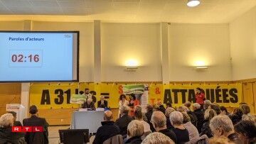 Un groupe d'opposants à l'A31bis, lors de leur prise de parole jeudi soir.