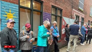 An der Schlaang, fir dem Tim Walz nozelauschteren ...