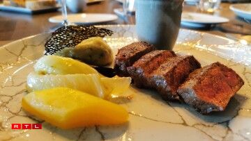 De Raphaël Arcidiacono aux équipes en cuisine et en salle, l'Ultimo mise sur la continuité : plats de saison autour de l'asperge, viandes maturées, cave à vins et cuisine aux influences franco-italiennes marquent ce retour aux sources.