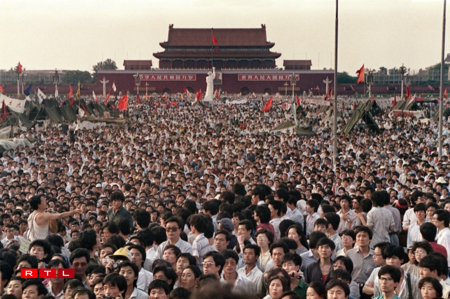 Des centaines de milliers de Chinois rassemblés place Tiananmen, le 2 juin 1989 à Pékin