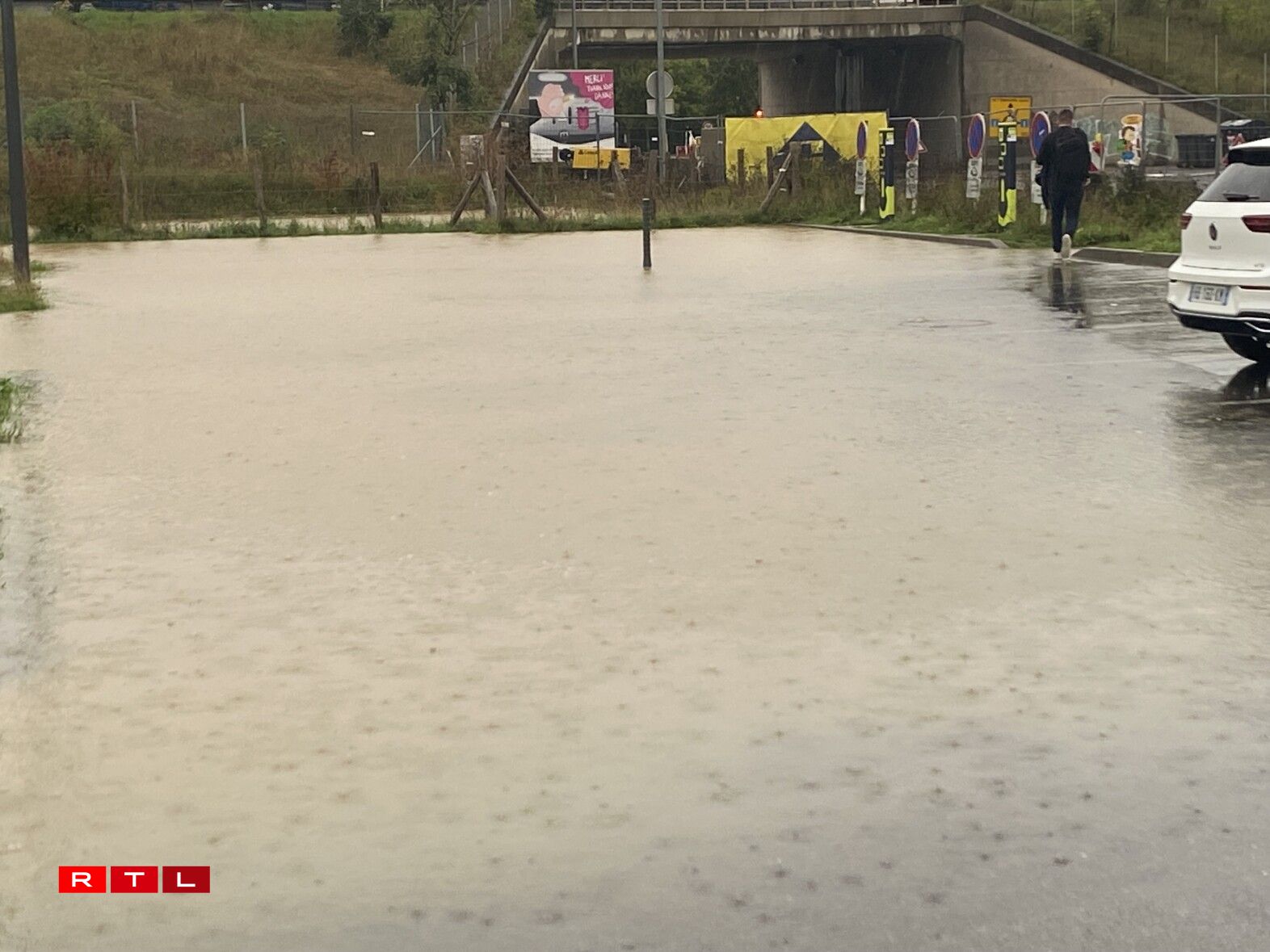 Zu Beetebuerg kritt een op engem Parking vis-à-vis vum Futtballsterrain naass Féiss.