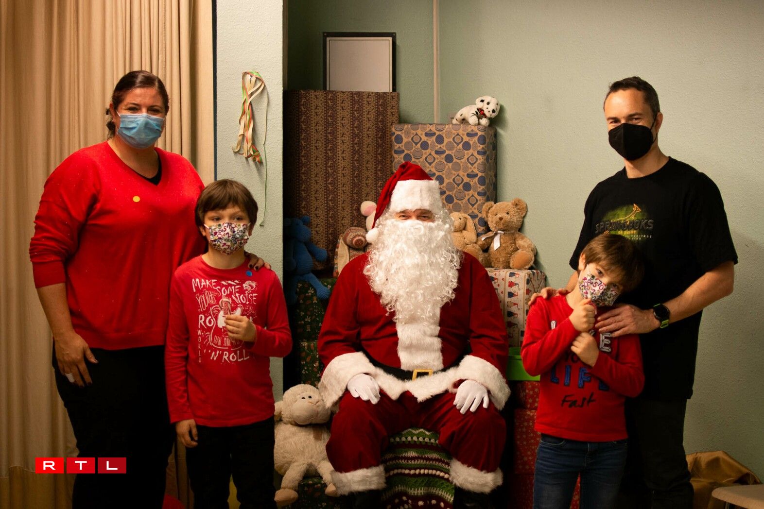 (Left to right) Angélique, Alex, Santa Malcolm, Jacques and Gunter Rausch